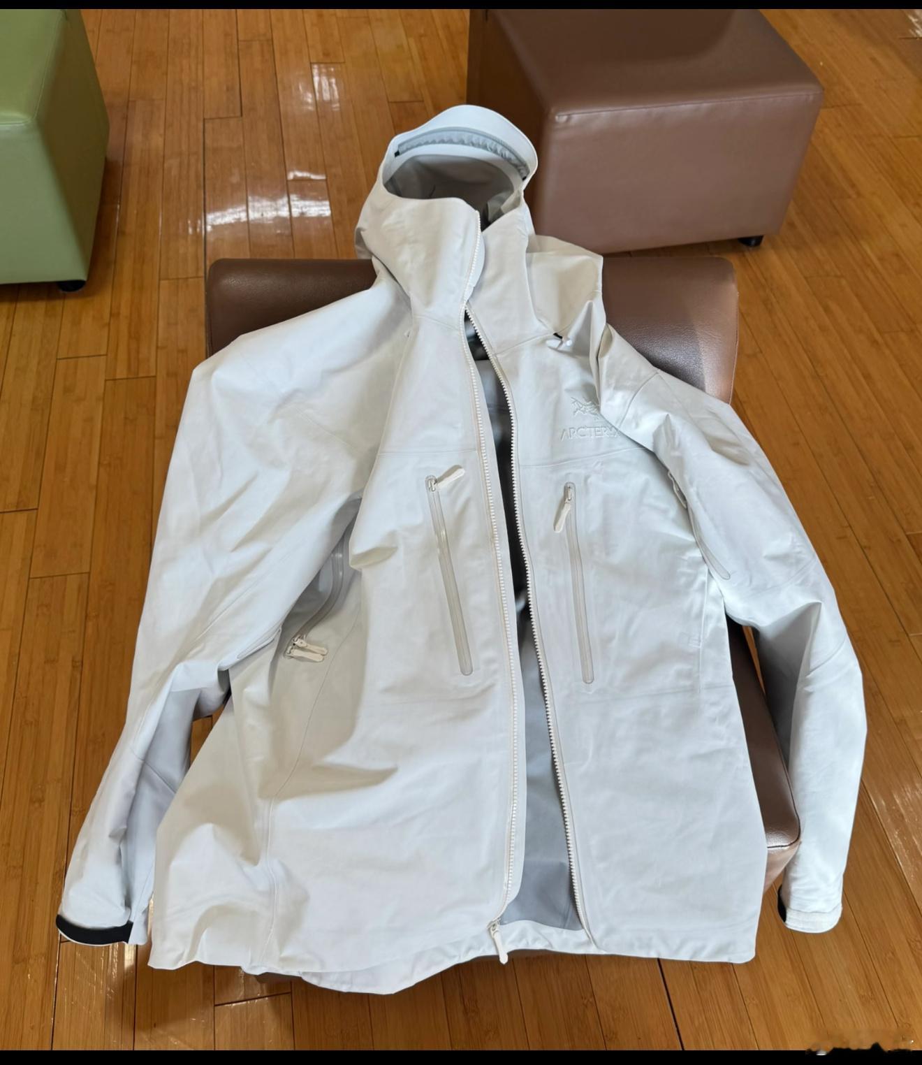 彩色冲锋衣一买一个不吱声开玩笑说，买彩色冲锋衣得谨慎选择颜色。不然容易被当作外卖