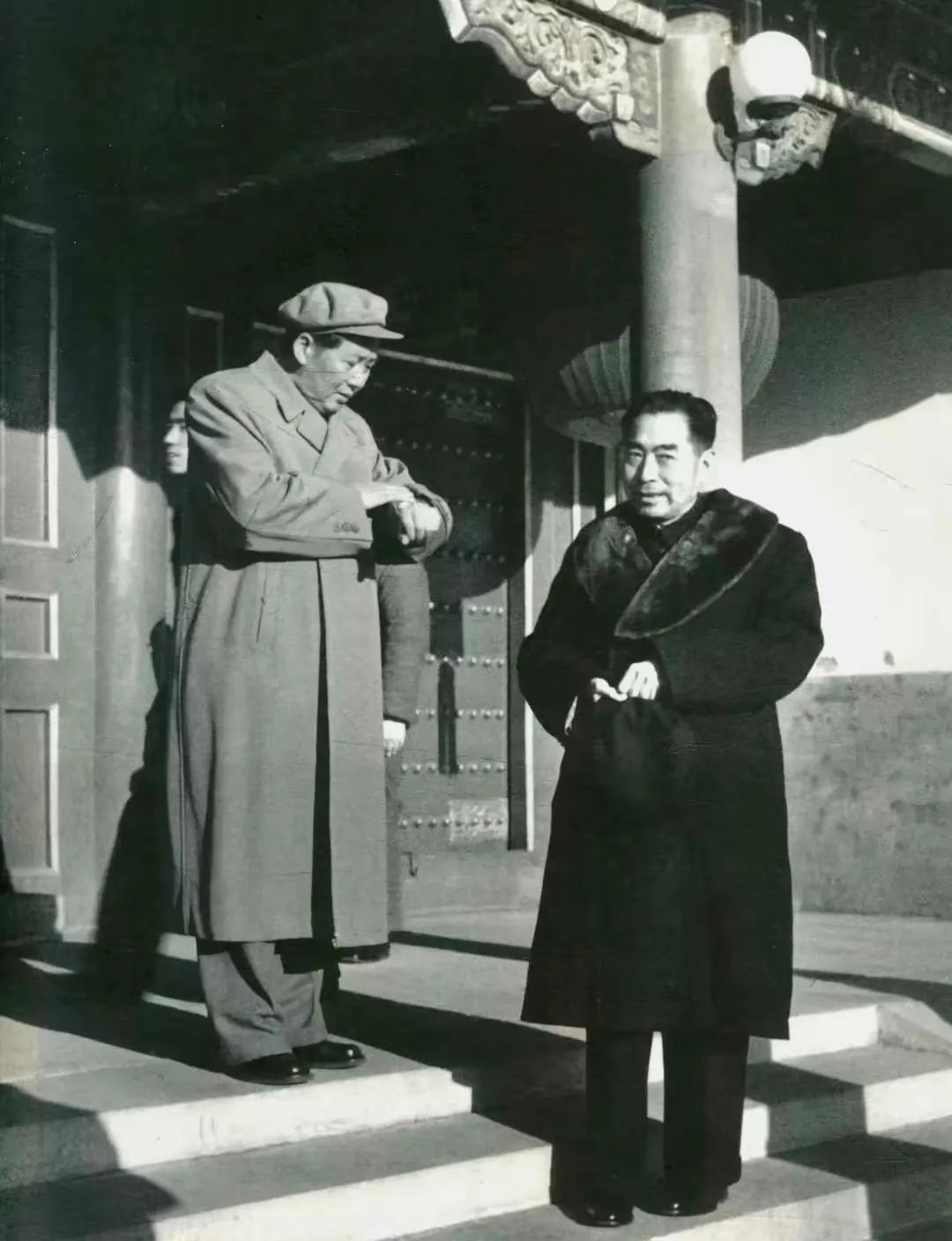 毛主席看看表，问周总理：“恩来，客人什么时候到？”正在注视远方的周总理说：“主席