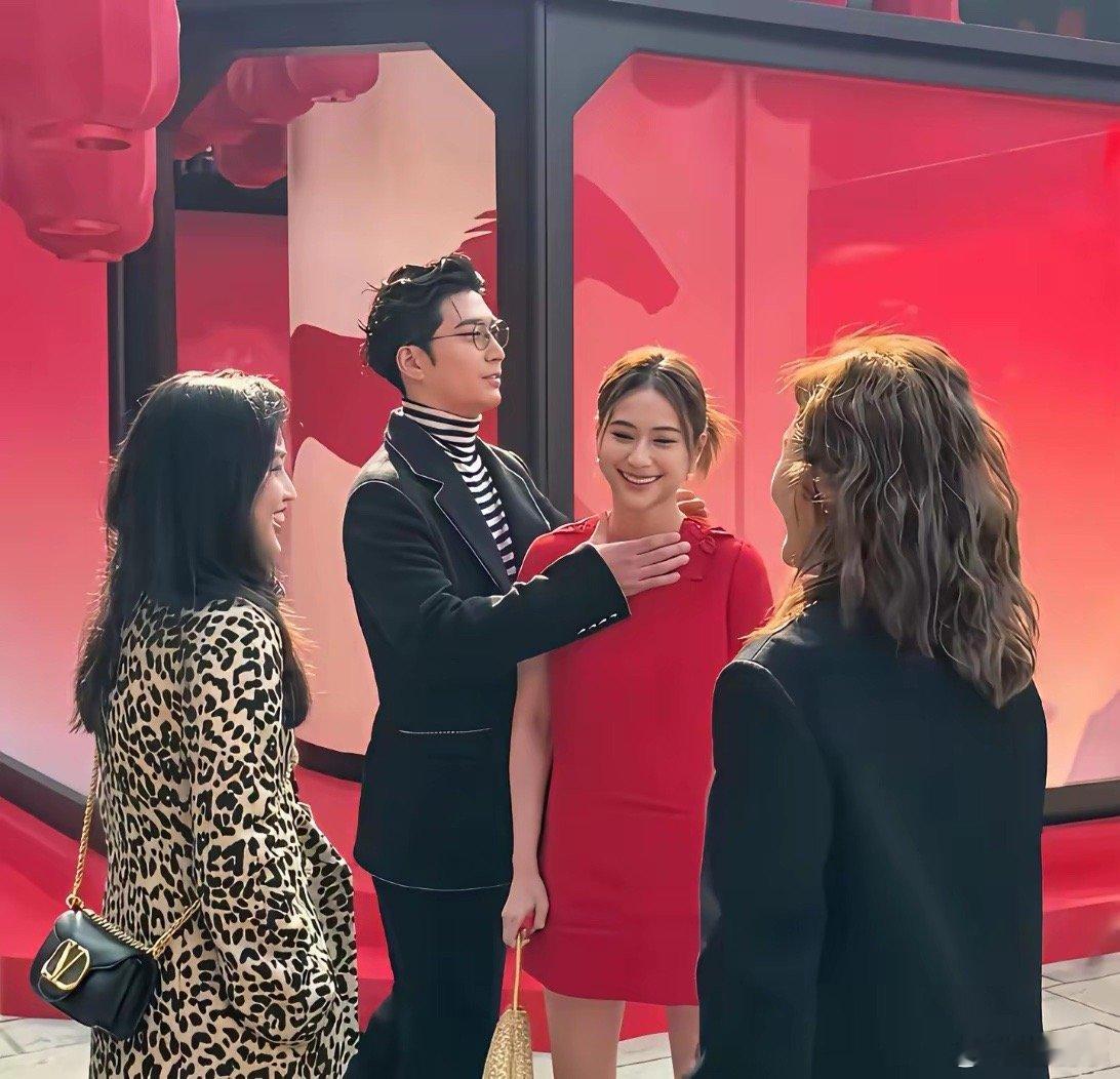 他娶的不是老婆，是HR总监。酒桌上，何超莲端起酒杯走向徐帆。她笑得毫无防备，嘴里