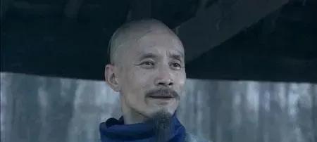 康熙年间，名医叶天士表妹刚去世。叶天士扶棺痛哭，突然，他“嗤”地撕开表妹衣襟，拽