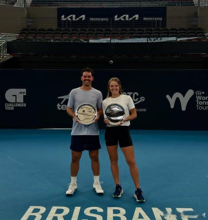 才知道他们是一对！英国女将斯旺和澳洲男友博尔特在ITF布里斯班赛同时夺冠！想到了