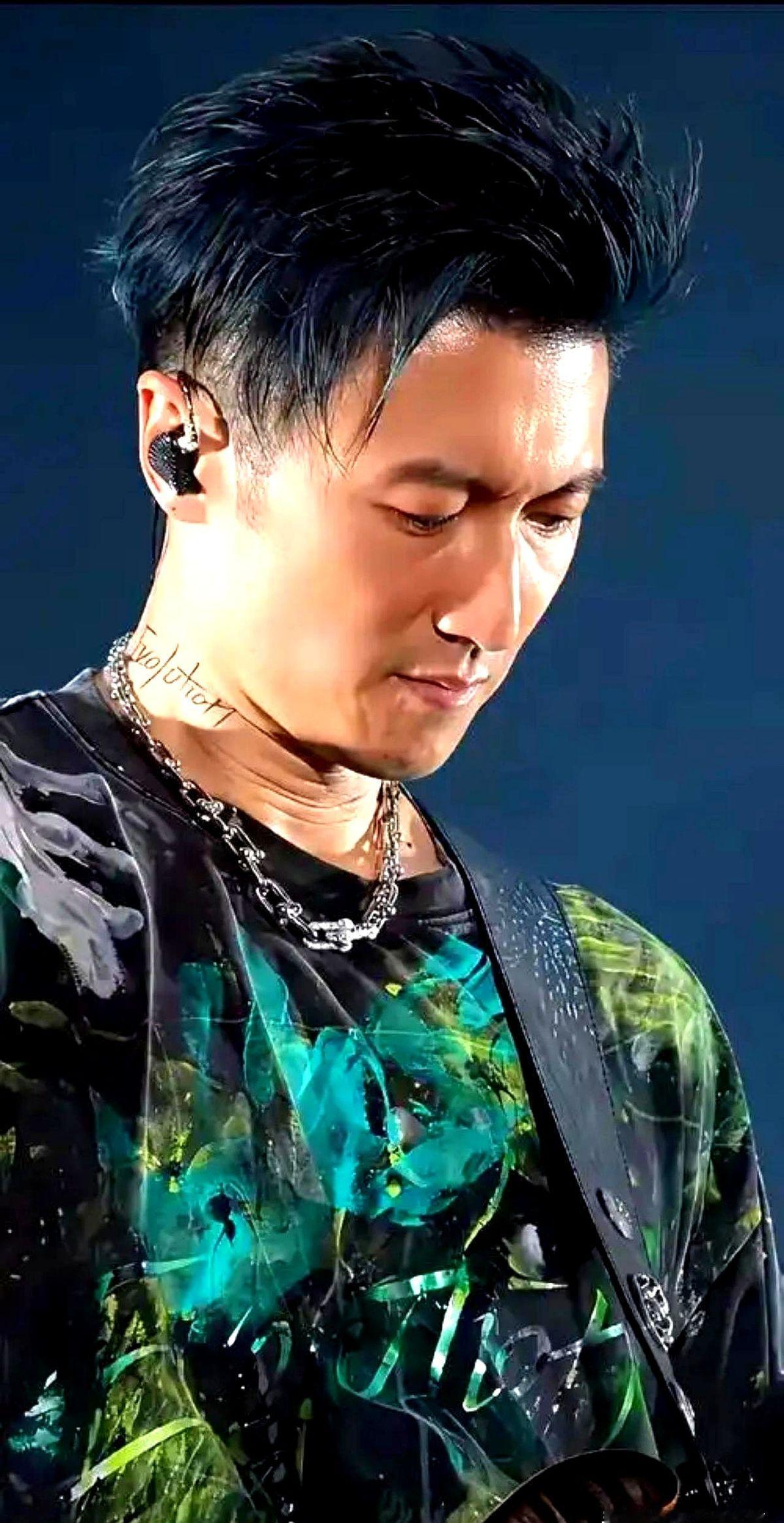 谢霆锋这回真让人意外！当年他拼命撕掉“谢贤儿子”的标签，如今却主动让儿子Luc