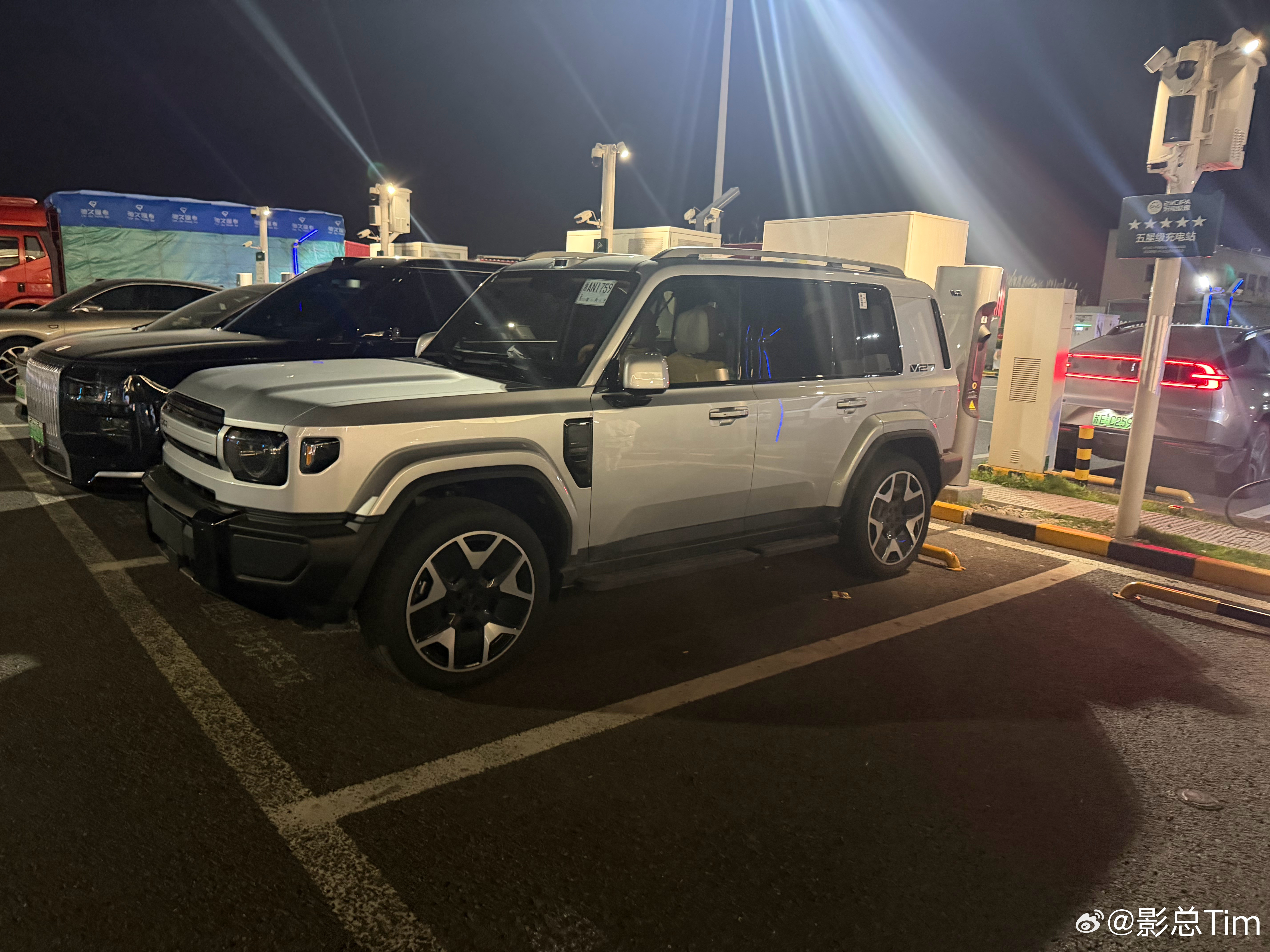 开icarv27去上海的路上吃碗面顺便补能，被短信催促占位了