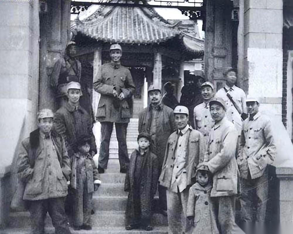 一张老照片，华野的几位擎天巨擘。粟裕、谭震林……个个都是载入史册的名字。但真