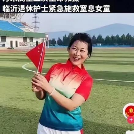 临沂一位退休女护士去三亚旅游，返程飞机上正和家人分享旅途的快乐，突然听到空姐在机