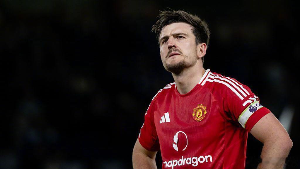 【受人爱戴】外媒：曼联更衣室的球员们都认为应该给后防大将马奎尔一份新合同，不然就