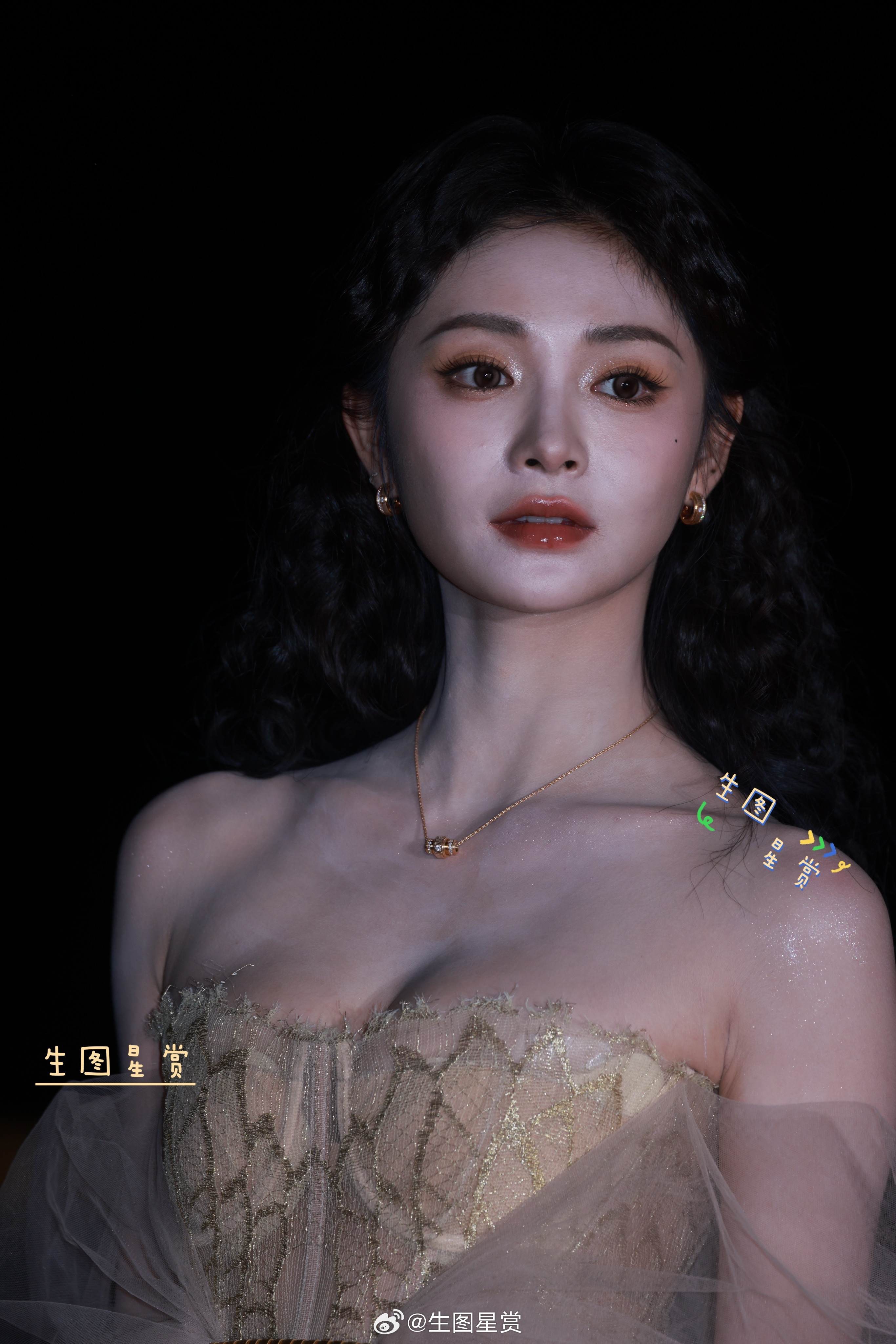 复古风的周洁琼，明艳生香，是油画里走出来的公主👸🏻🌸栩栩华生时尚文