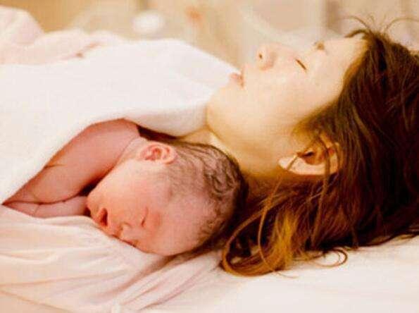 实拍: 孕妇产房生子遇难产, 医生用力压肚子, 网友直呼产妇真痛苦