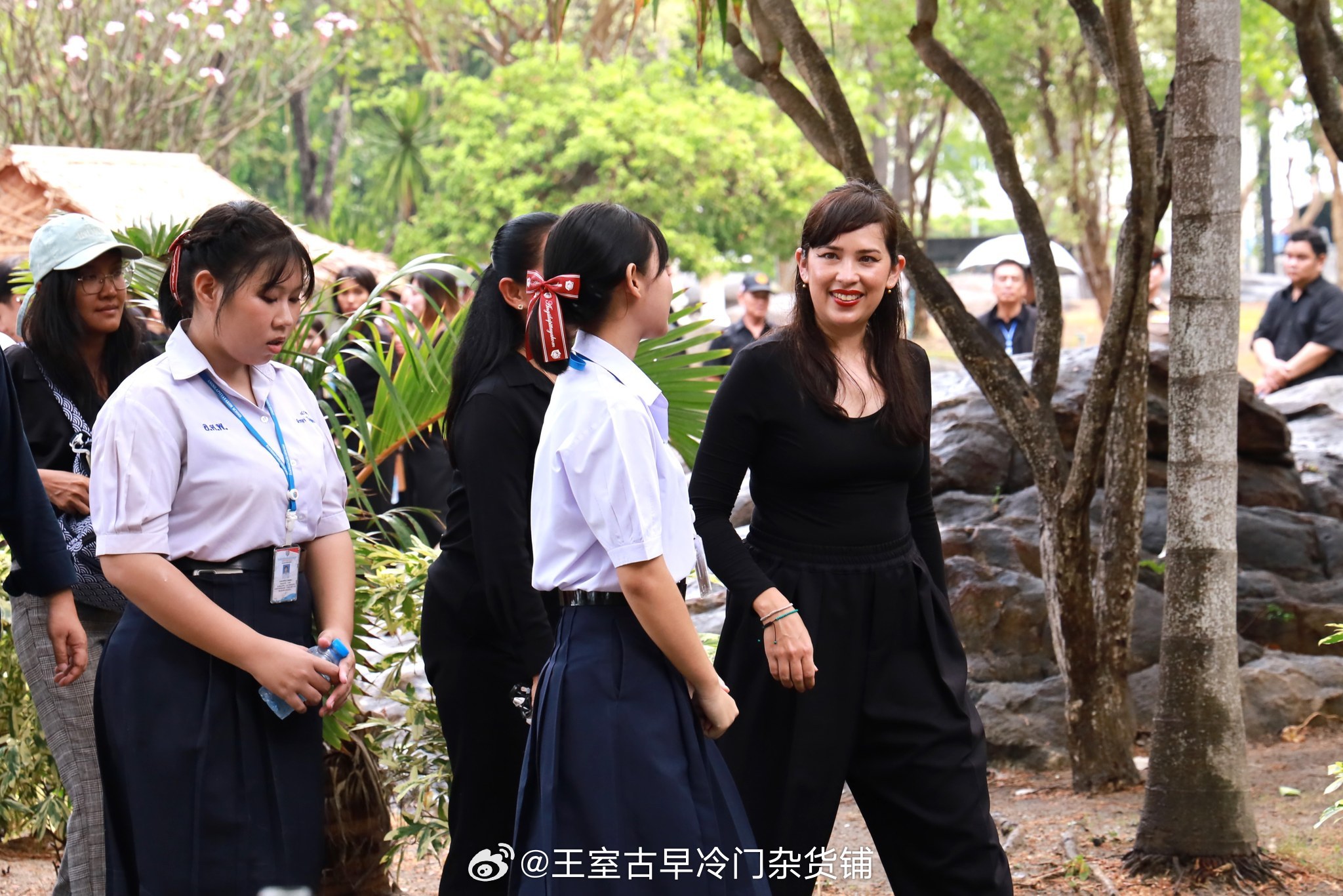 王室王室泰国王室诗丽吉亚2026年3月12日，诗丽吉亚和她的美术部同事开始走基