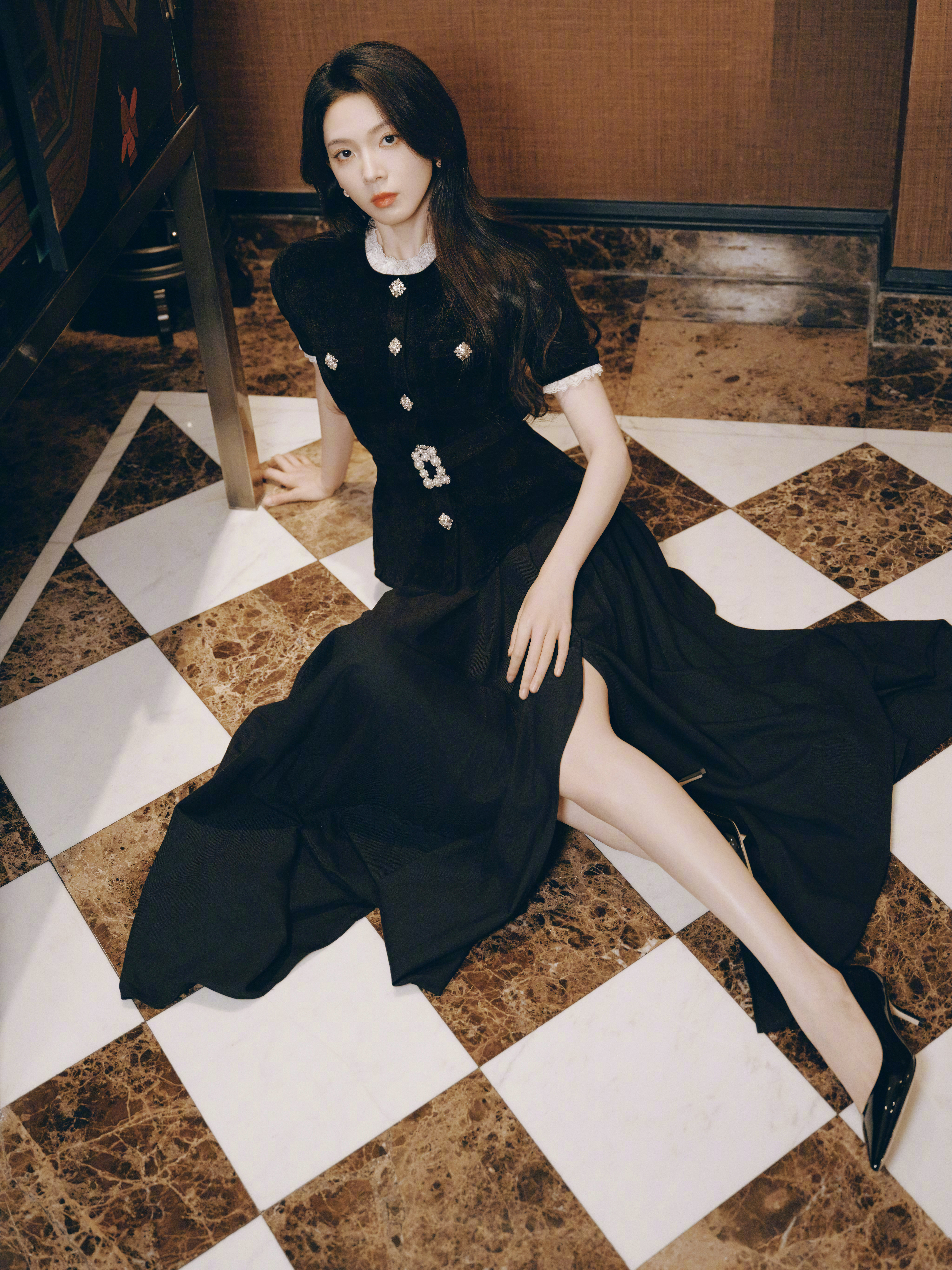 陈瑶黑裙如墨，勾勒出优雅轮廓。指尖轻触，长发拂肩，每一幕都是时光酿成的诗，在古