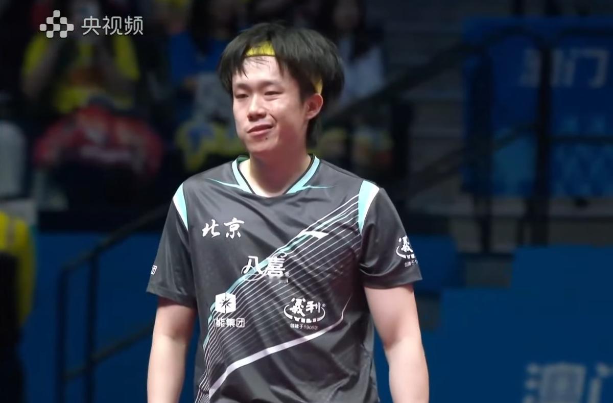 大头爆冲失误，气的牙痒痒，昨天大头对战东哥的时候，爆冲倒地了，但是东哥防住