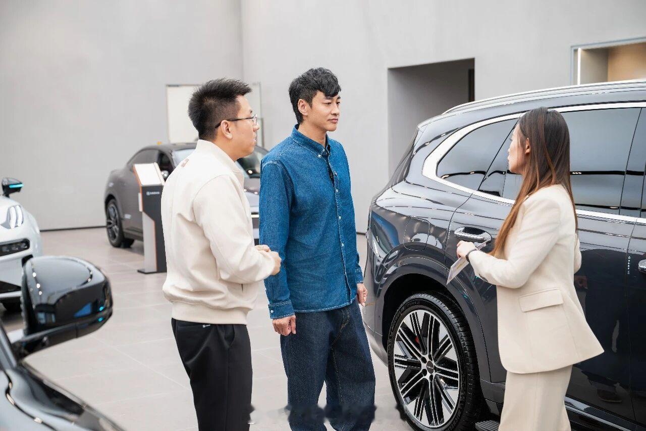 何润东真的去极氪了！他亲手为首批极氪8X车主完成交付。他在电影里演霸王，骑乌骓马