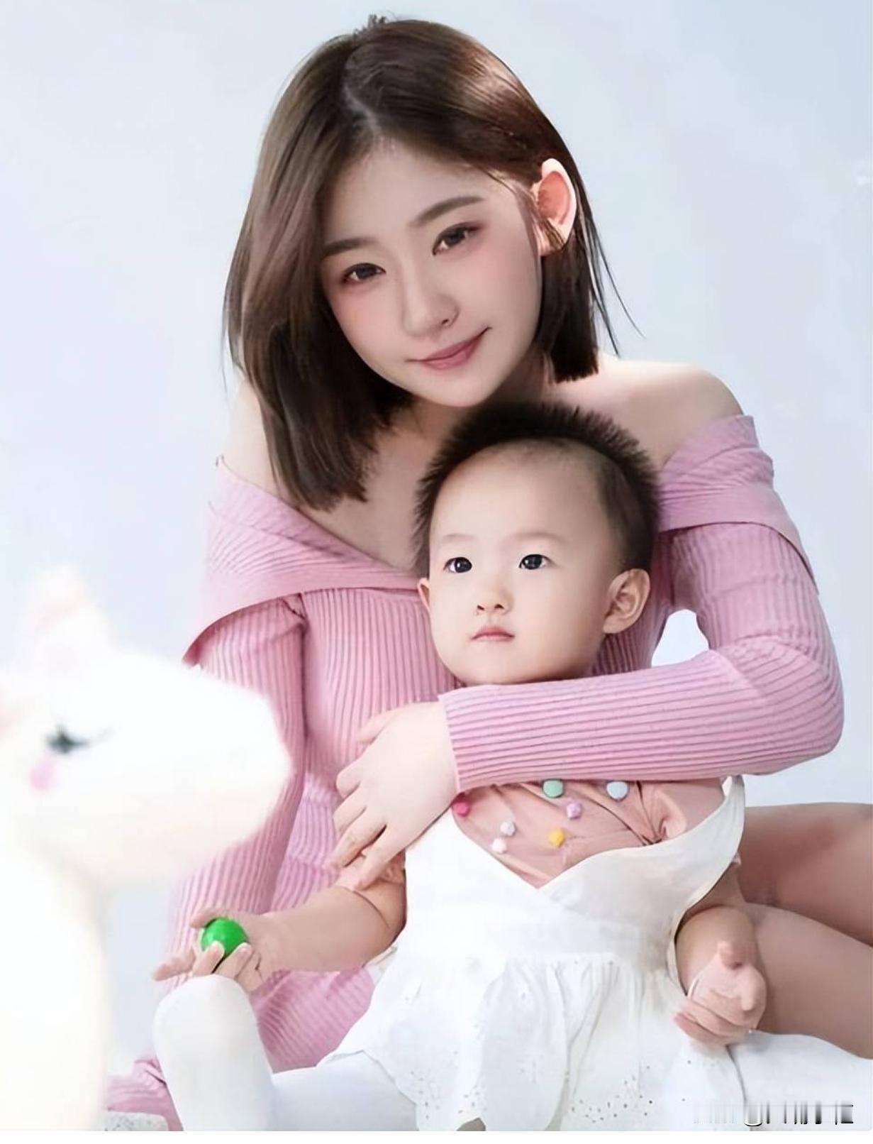 大四实习期就怀孕了，不慌不乱，还十分有主见地背着对方把孩子生下来了。黄一鸣自曝大