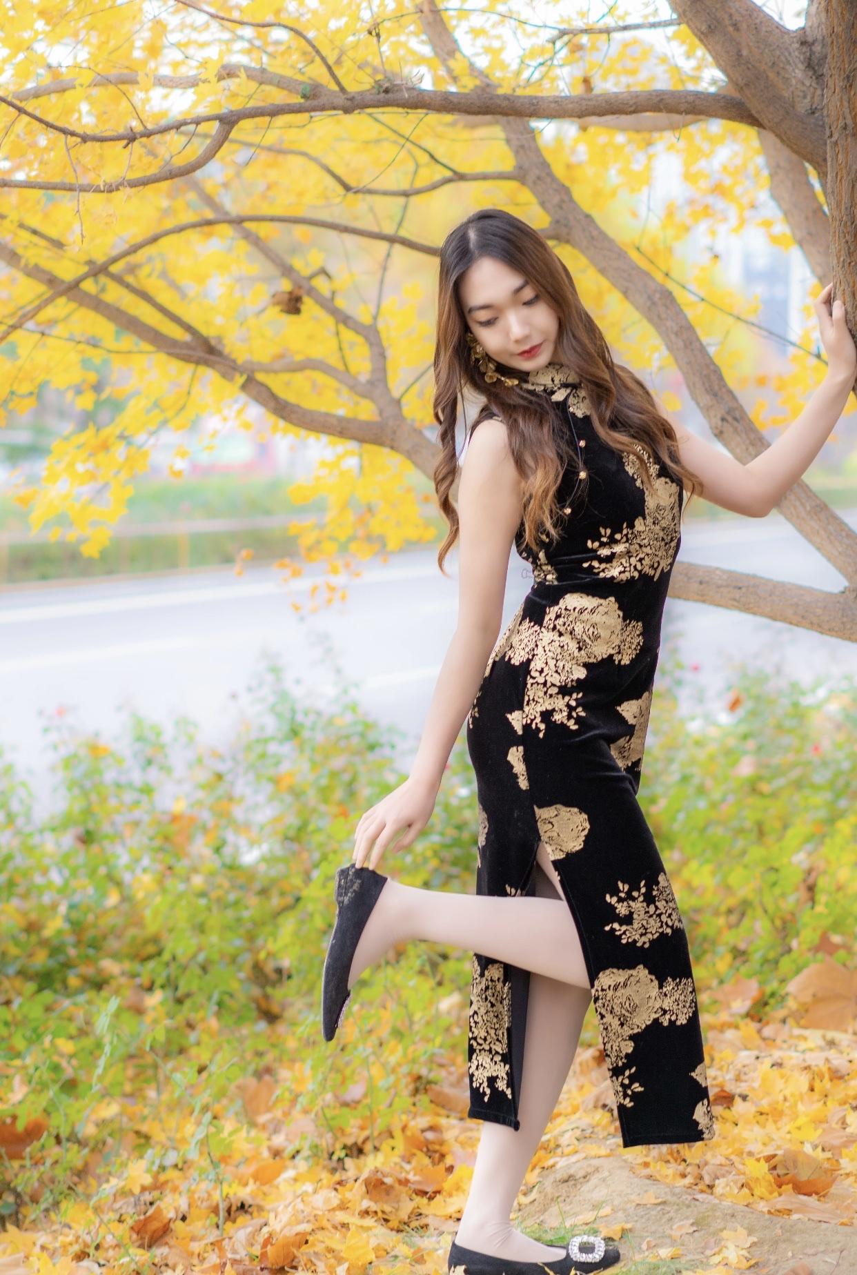 黑色印花旗袍穿好了，那风情简直绝了。像黑底红玫瑰旗袍，复古印花配修身剪裁，再搭黑