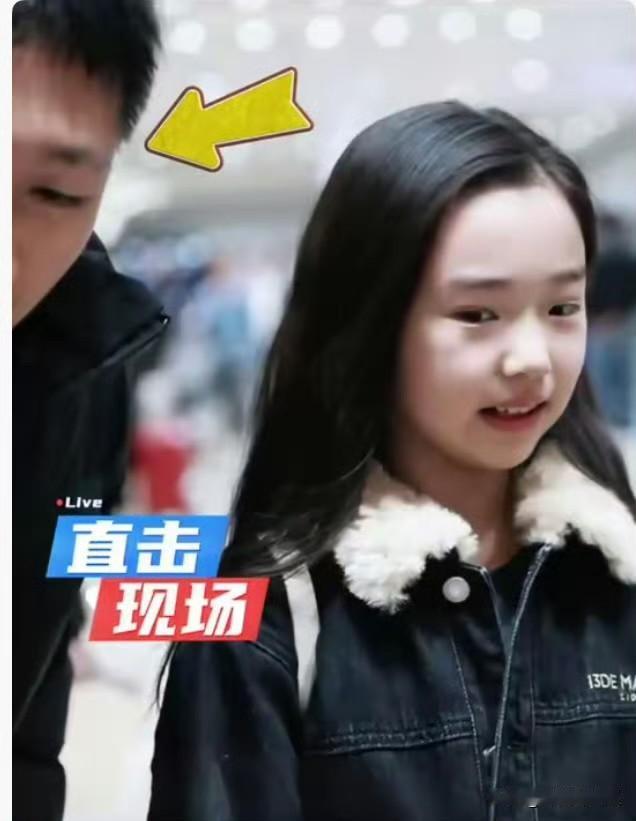 董璇还是太心急了看到小酒窝一个人机场走路被众人围拍，真的挺心痛她的。她是天