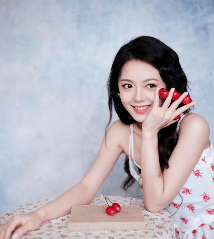 赵今麦今天的活动造型也太绝了吧！美得让人移不开眼，状态更是好到发光，全程在线sl