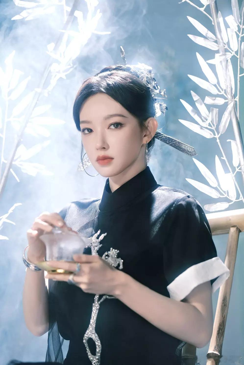 青青娱乐程潇穿新中式练功服眼神凌厉轻抚发簪气质如兰又A又飒