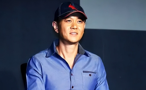 一次，冯嘉怡去一个剧组拍戏，看见导演愁的直摇头便问“怎么了？”导演说“需要在豪华