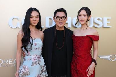 在美国洛杉矶，李连杰携女儿出席2026年GoldGala盛典……发现没有？有女