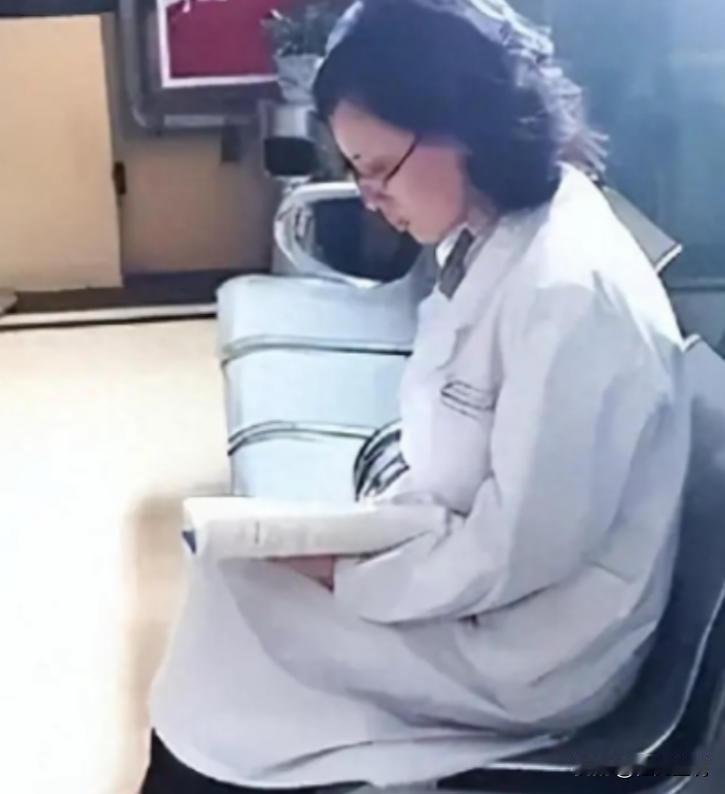 这个“疯子”医生坐在走廊800天，身穿白大褂却从不接诊，一坐就是800多天，同事