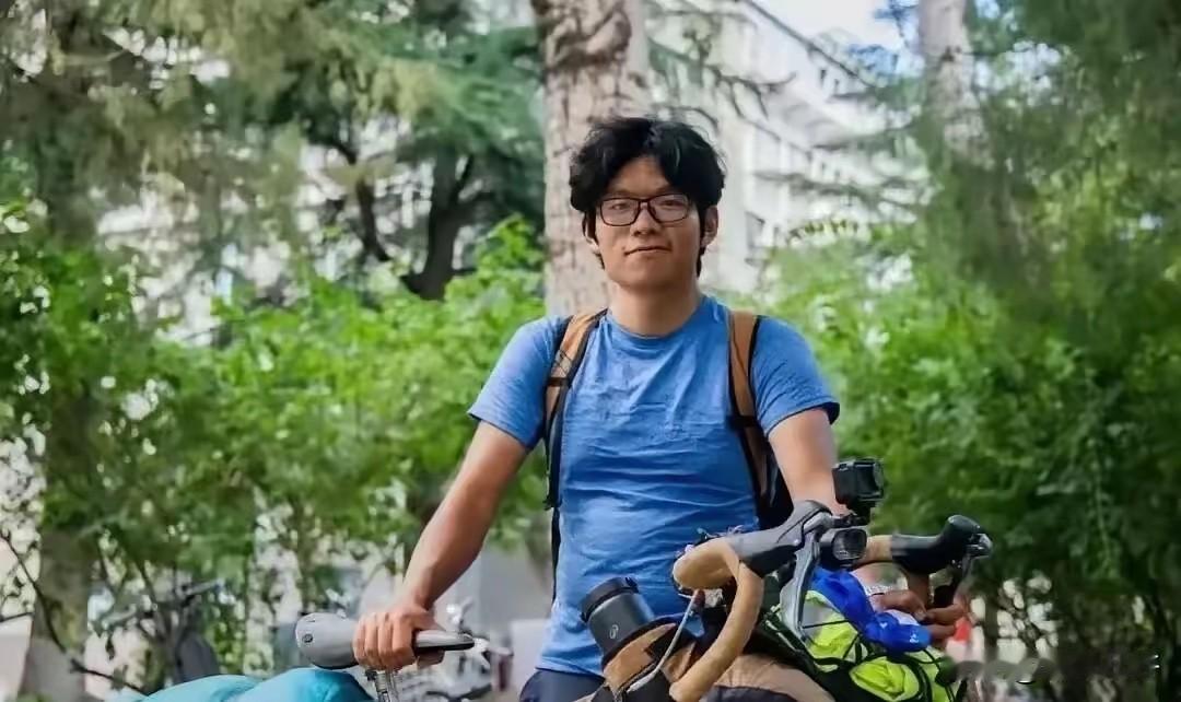 "真虎啊！"19岁昆明小伙考上了北京的大学，但他没有坐飞机，也没有乘高铁，更没有