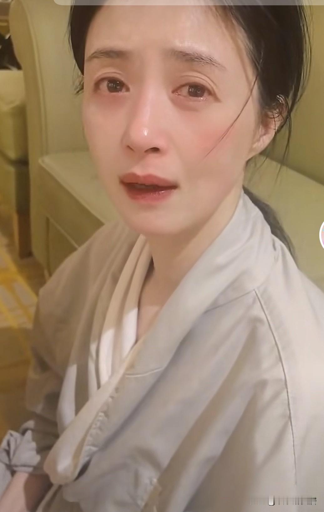 蒋欣因吃不饱闹情绪冲上热搜，她说“因为这件礼服是你挑的，我得穿好看了，就是