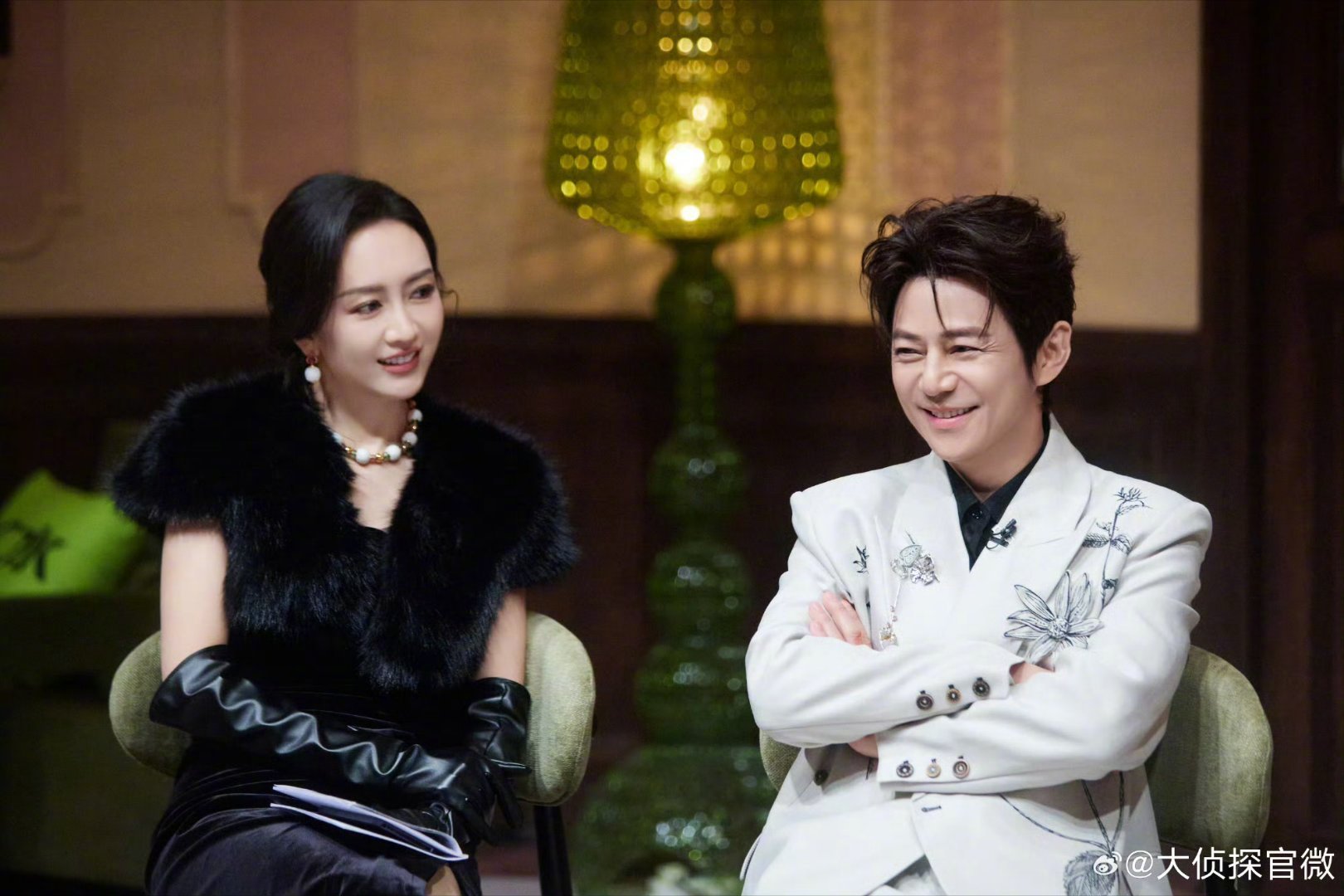 大侦探变恋综了何炅杨蓉十指相扣哎呀！！我们的筷子筒终究还是变恋综了哈哈哈哈哈哈