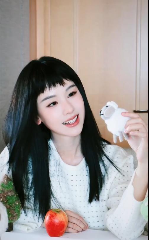 陈都灵这是爆改戚百草了。