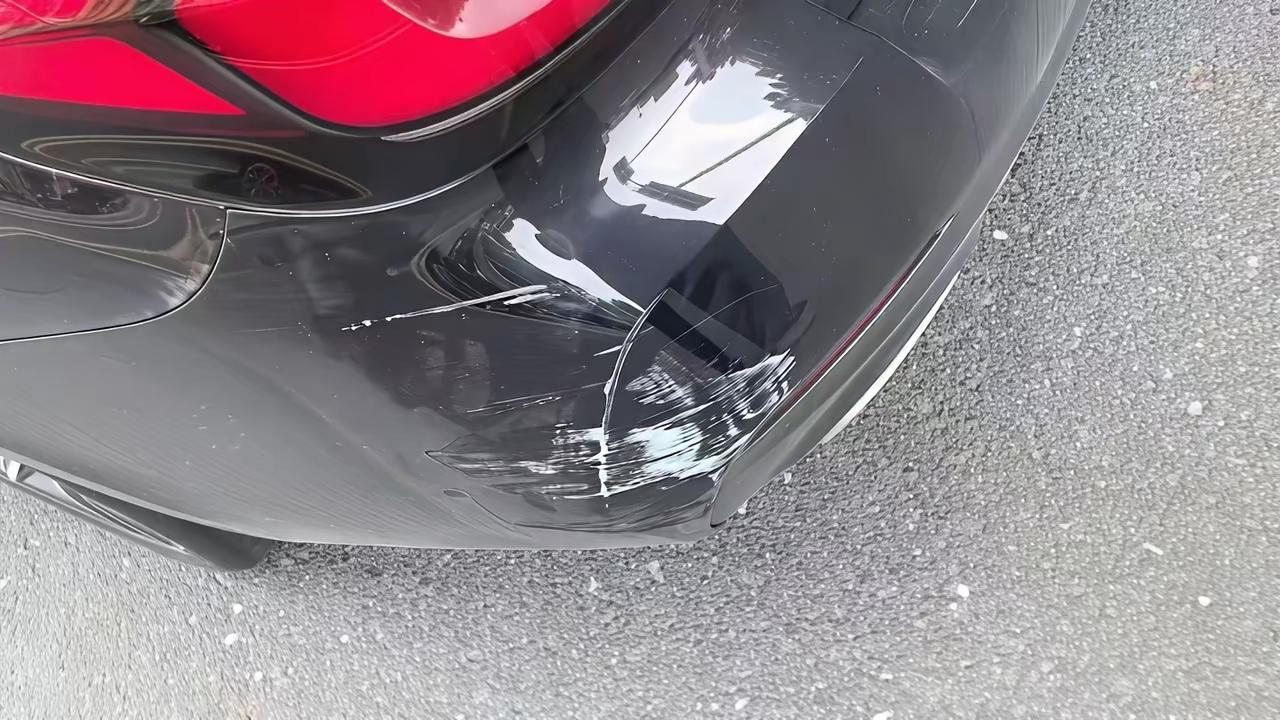 上班被划了，车衣一撕，又完美了[笑着哭]你觉得该不该贴车衣