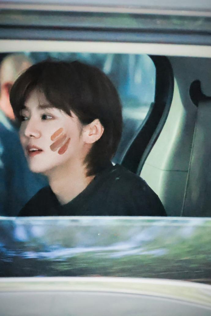 鹿晗今日录制五哈路透🈶还摇下车窗和粉丝打招呼了！！！一侧的脸颊还有三道印子