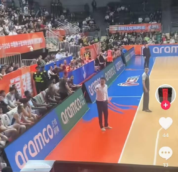 刘维伟王奕博师徒情深，青岛球迷却忍不了了！称他主导花顶薪引进王奕博是照顾自己人！