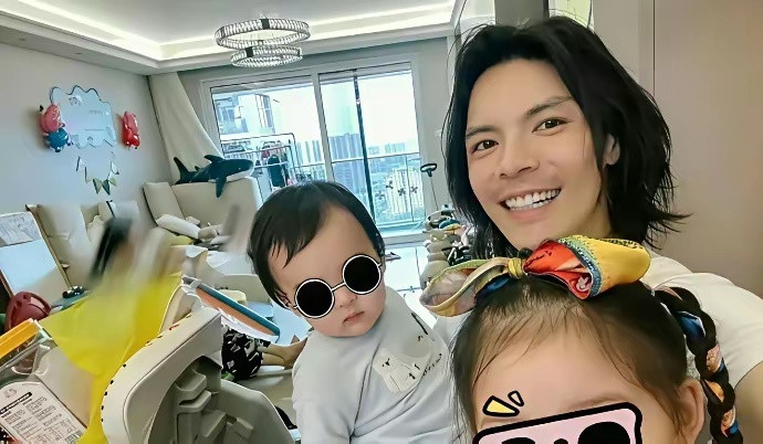 向佐每次发自拍，家里都挺乱的。。。这是为啥？没有保姆吗，不太理解有钱人的想法