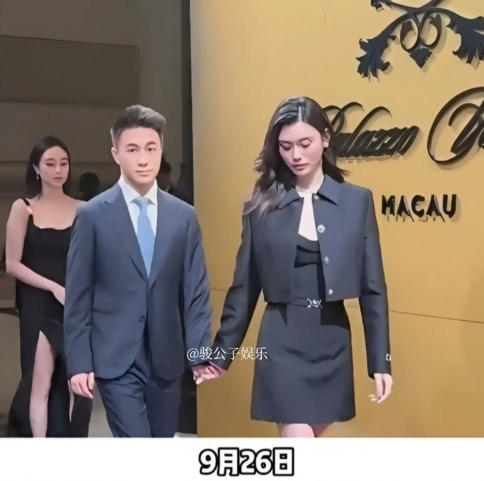 9月26日，有网友在波士顿医院门口偶遇何猷君与奚梦瑶夫妇，两人一身商务精英装扮，