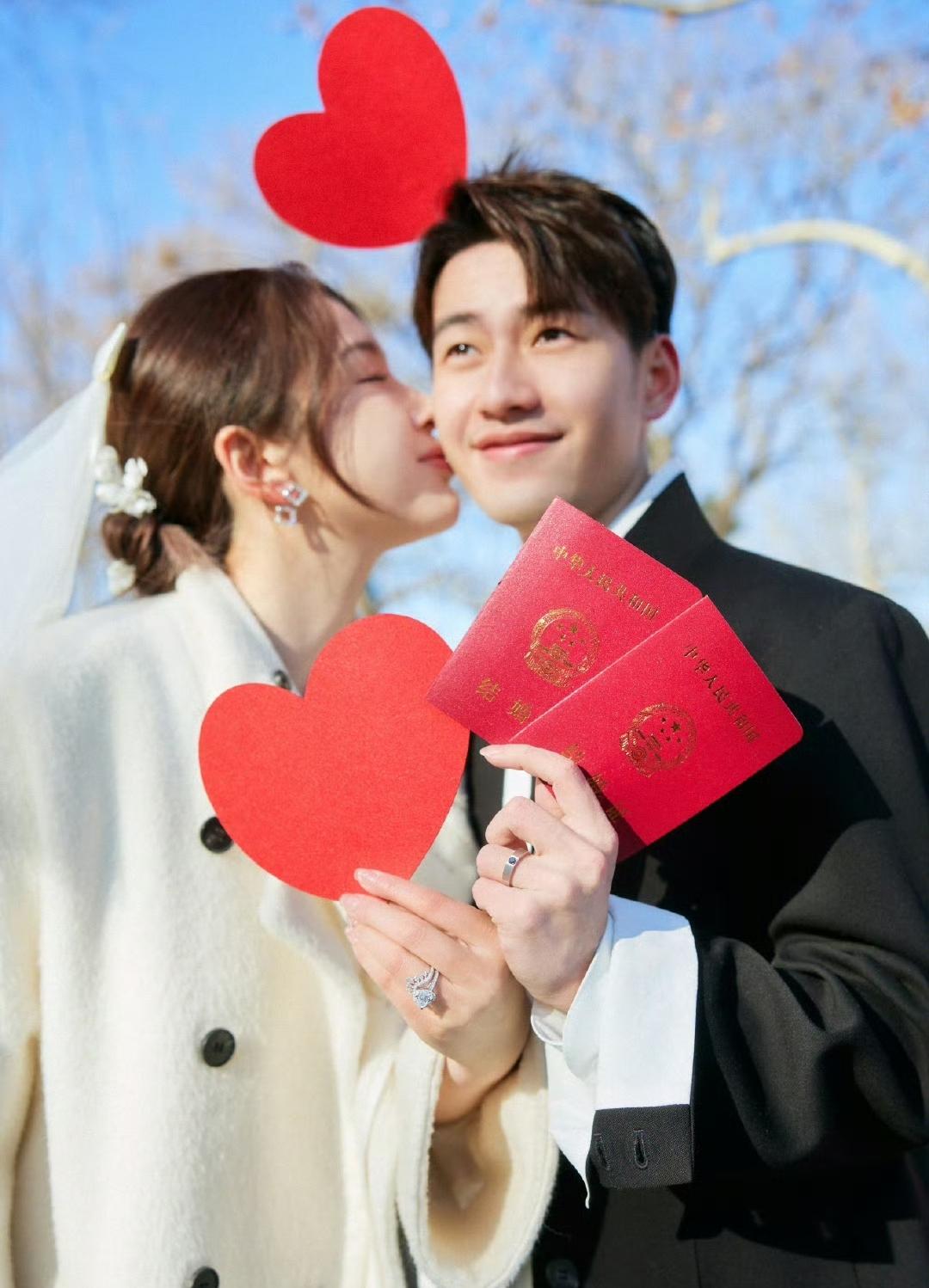 一个在羽毛球场上挥拍如电，一个在乒乓球台前灵动如风。这俩国字号顶尖选手走到一