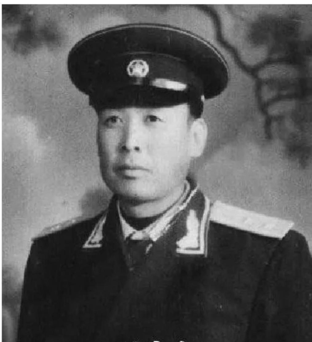 1943年，八路军排长伪装汉奸，在日军宴会上大吃大喝，旁边一个日军头目问：“你是