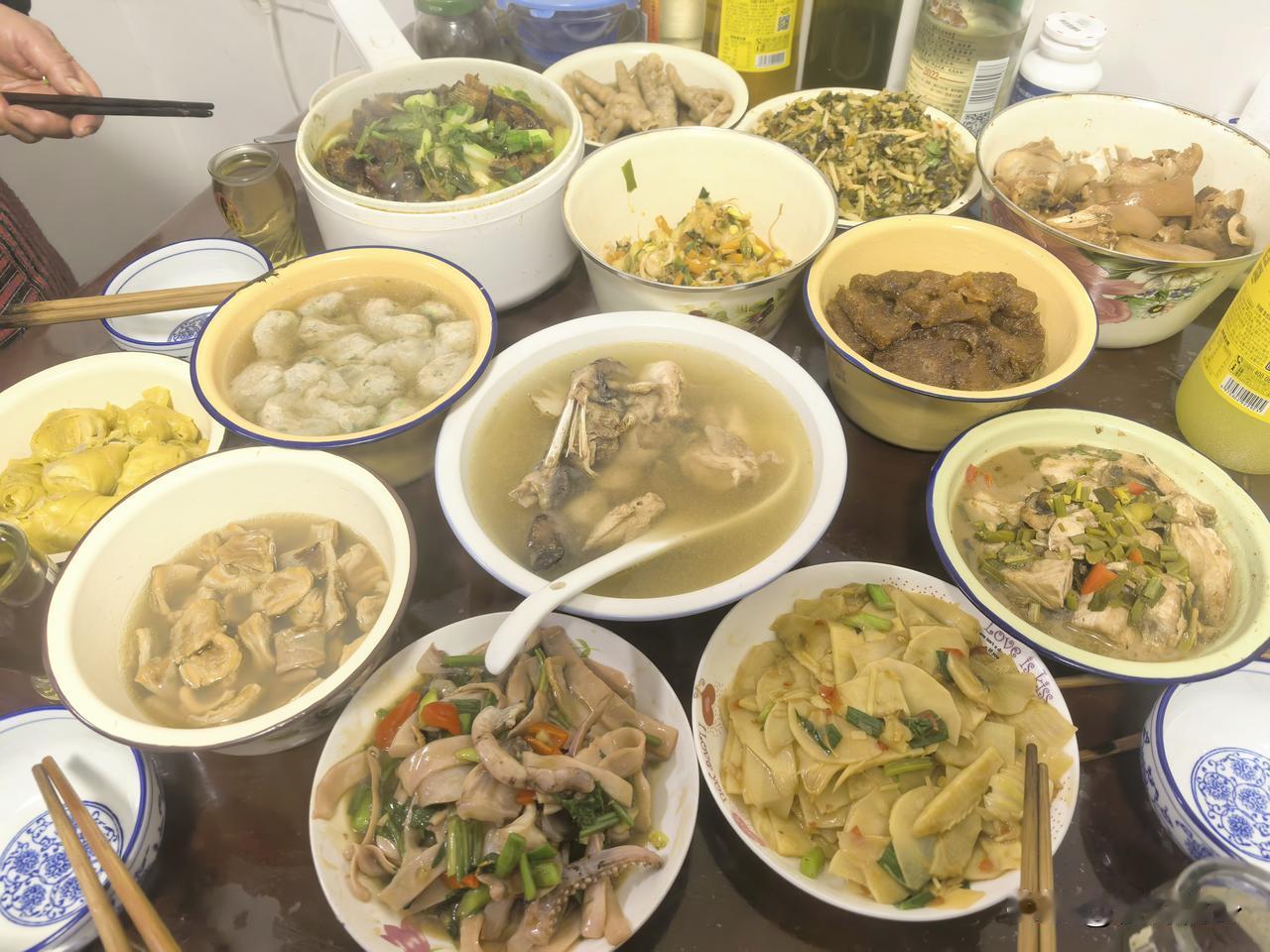 你知道这是哪里的年夜饭吗？没有饺子南方人饺子只作为跨年的夜宵晒出家族几家兄