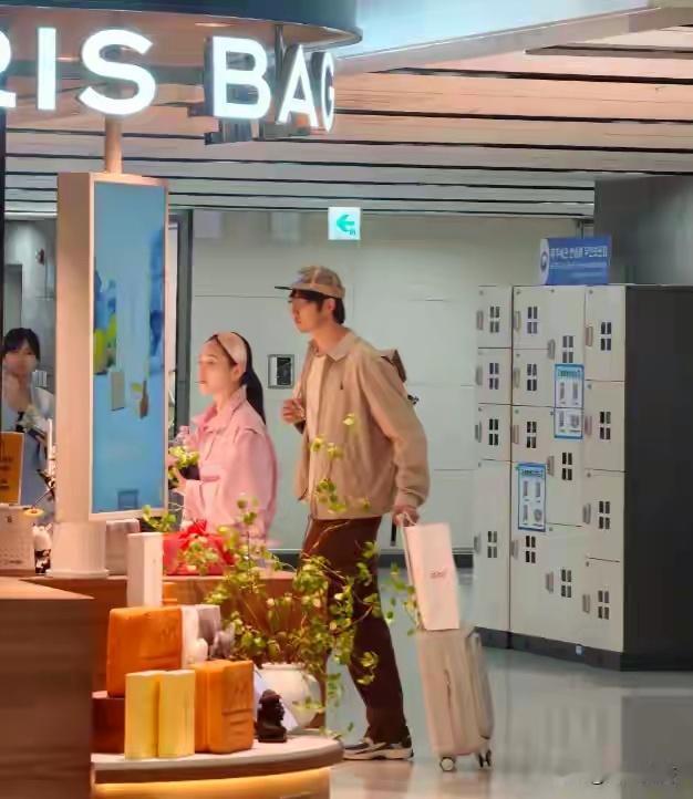 45岁金莎现身韩国，脸蛋饱满身材圆润，小21岁丈夫全程守护太戳人