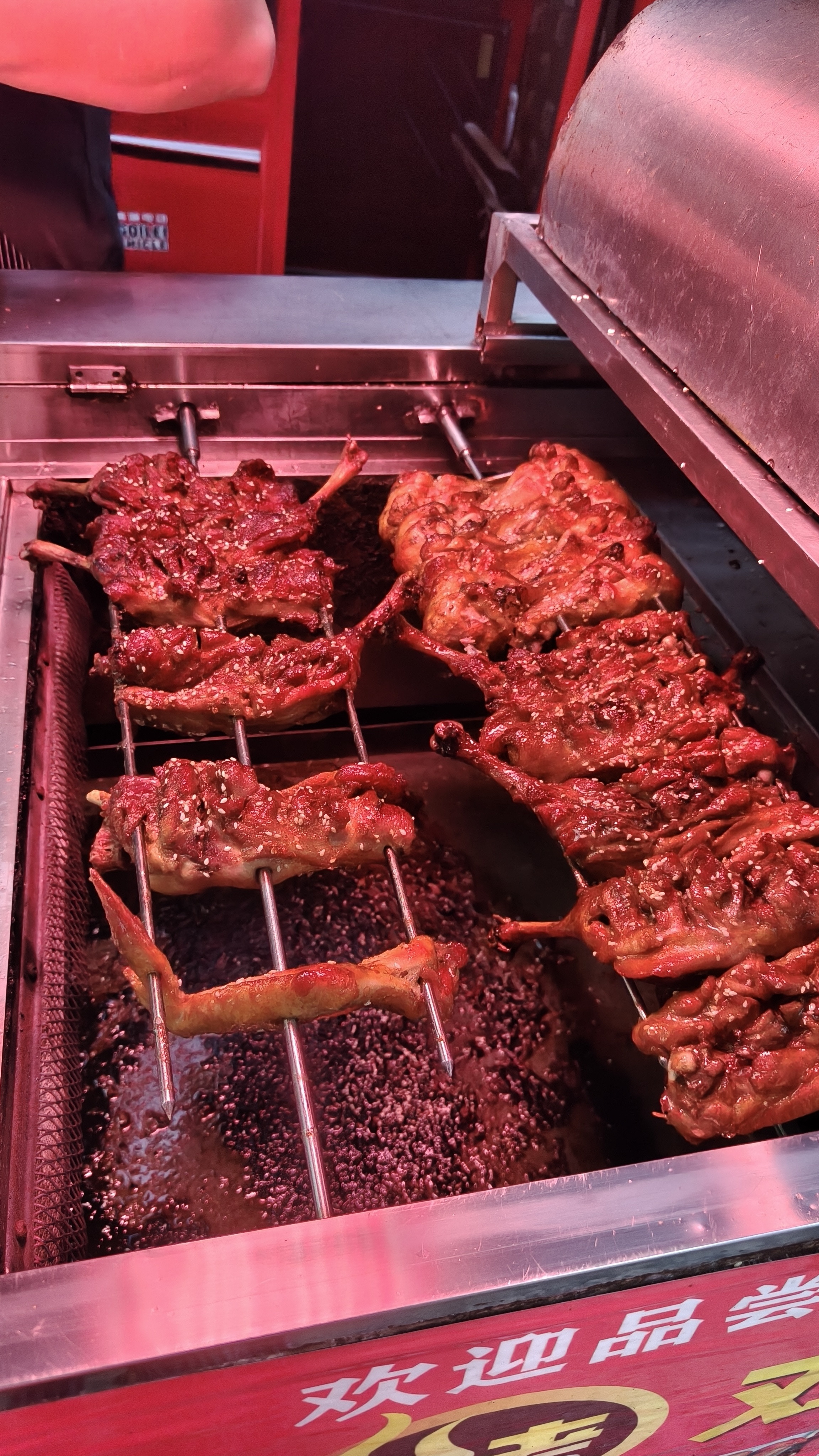 好饿~下班在地铁口买了一个鸡腿🍗现在鸡腿就8元一个，我记得以前不是7元一个的嘛