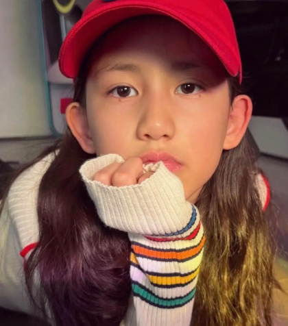 孙莉晒11岁二女儿，黄少艾两只眼睛下面都有一颗痣，颜值比姐姐黄多多更耐看，越大越