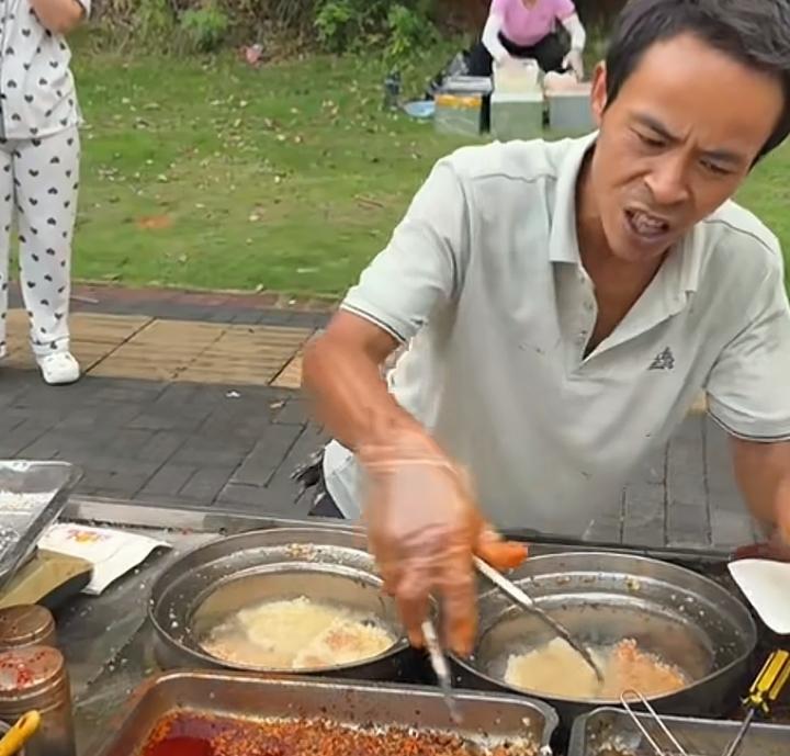 鸡排哥真的火了，但是火的莫名其妙，甚至有点无语，看看他做鸡排的过程，不仅一嘴的