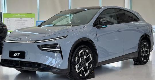 四款热门新能源 SUV 实测：看不见的底盘，决定日常驾乘体验手握20万...