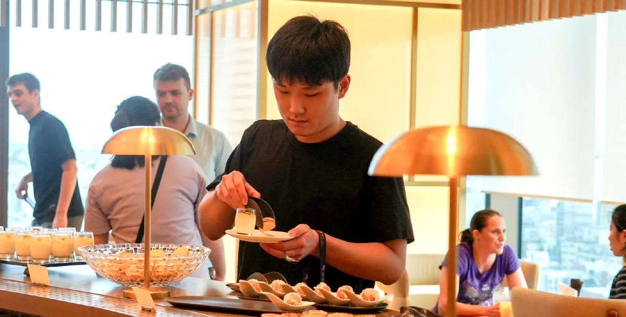 8月6日横滨冠军赛欢迎晚宴一看就很日本，这么点量能吃饱吗？一人拿一个应该都不够，