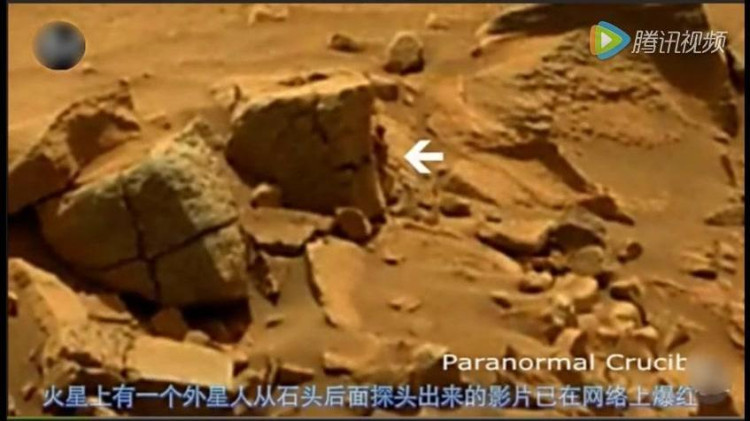 实拍: 火星上发现外星人躲在一块岩石后小心翼翼查看探测仪