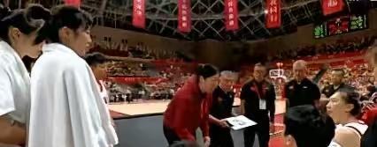 当战术板被抢走时，你会如何？比赛进行中，中国队叫停，老宫抓起战术板，一时间似乎