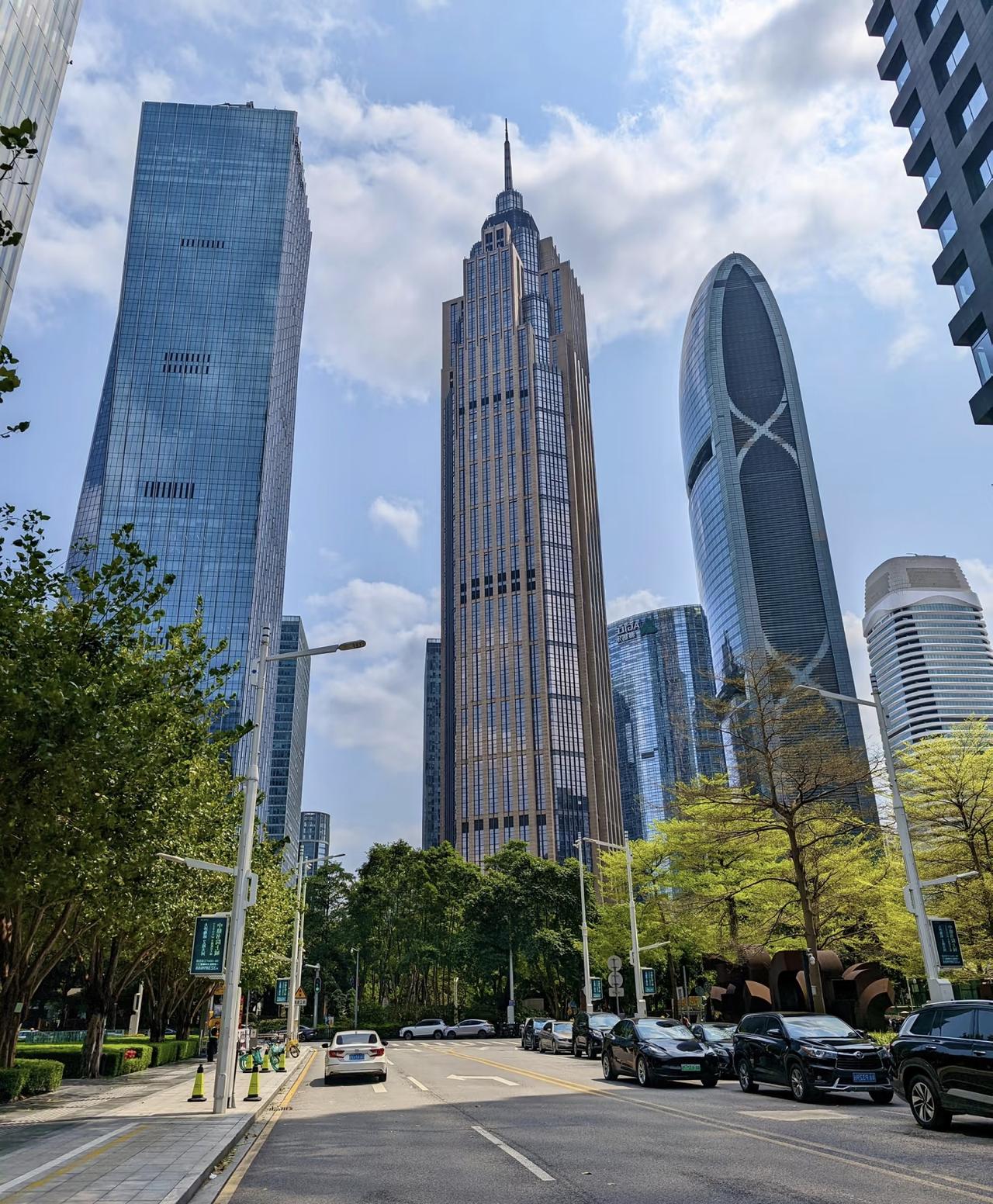 珠江新城的街景，永远自带大片滤镜。抬头是刺破云层的摩天大楼，金色的广州周大