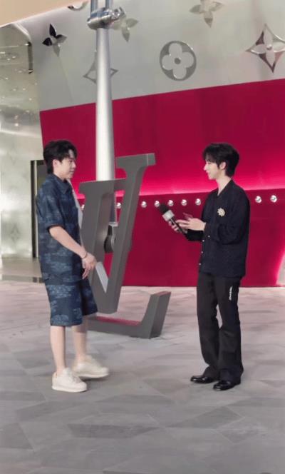 王楚钦上海“路易号”活动接受采访！头头昨晚现身上海的“路易号”活动，在一众“流