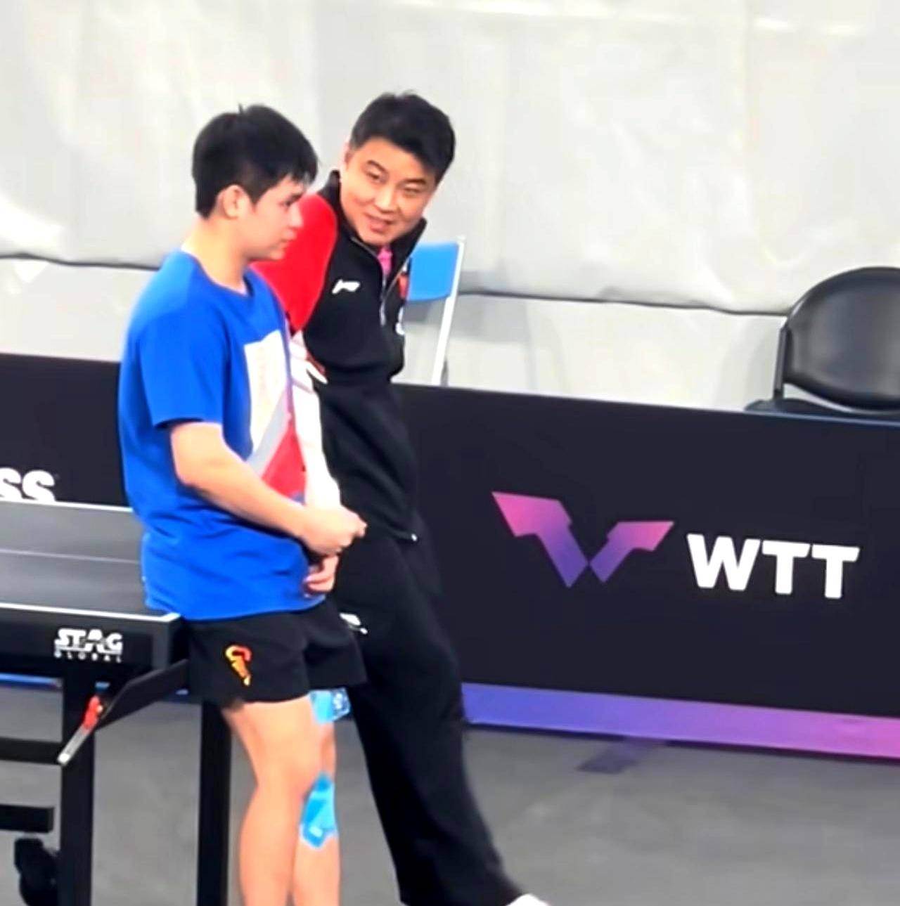 王皓黑脸被骂上热搜第3天镜头里，他冲林诗栋吼完就转身离场，脸比输球还难看