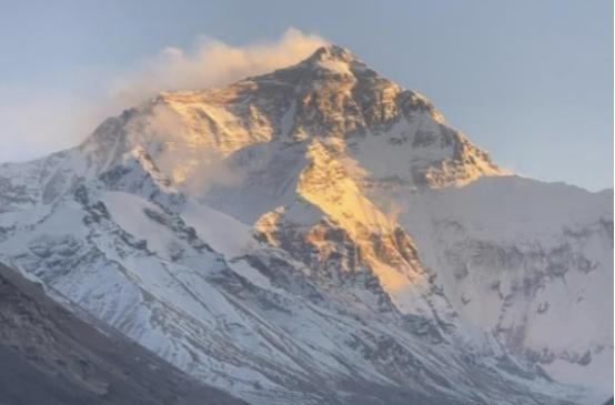 1960年初，中尼就珠穆朗玛峰归属问题再度展开谈判，但尼泊尔首相柯伊拉腊访华，直