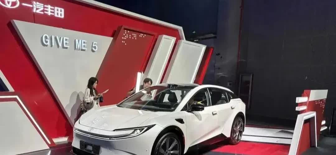 伤害性不大，侮辱性极强啊！全体国人都以为国产新能源已经全面弯道超车，遥遥领先时，
