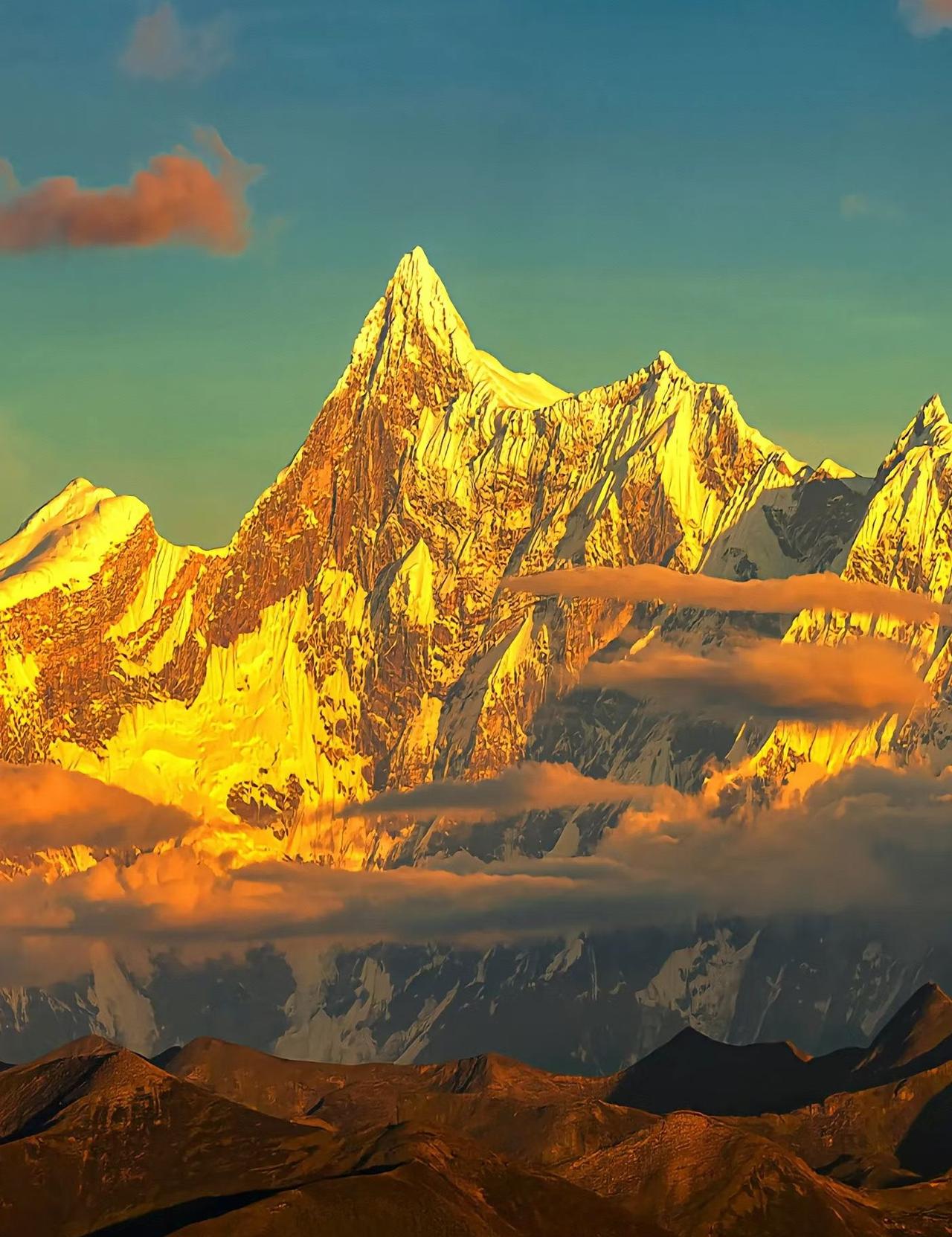 今年冬天的不同美丽的雪山在太阳的照射下变成金色的了！